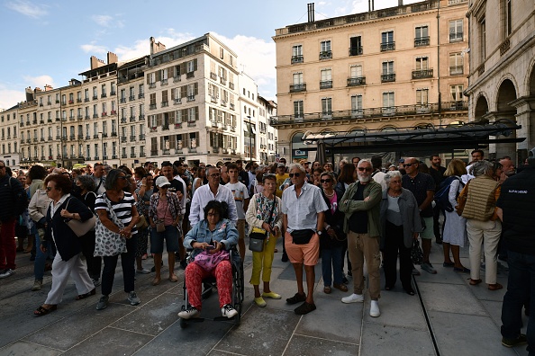 Des personnes se rassemblent en hommage à Patrice devant la mairie, le 4 août 2023. (Photo GAIZKA IROZ/AFP via Getty Images)