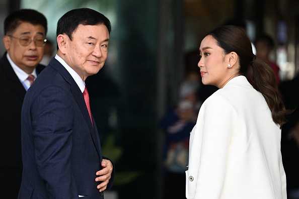 L'ancien Premier ministre thaïlandais Thaksin Shinawatra à côté de sa fille Paetongtarn Shinawatra. (Photo MANAN VATSYAYANA/AFP via Getty Images)