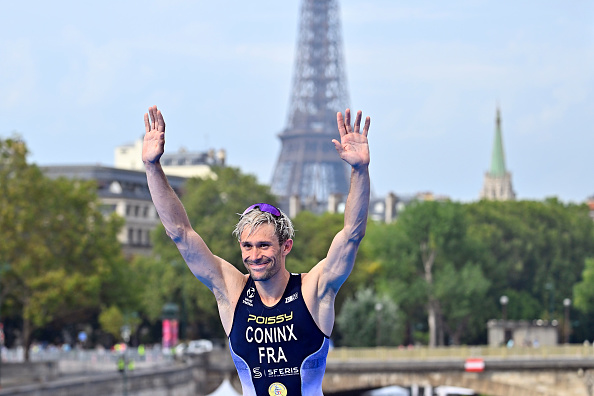 Dorian Coninx de France après le championnat du monde de triathlon sur le Pont Alexandre III le 18 août 2023 à Paris. (Photo Aurelien Meunier/Getty Images)