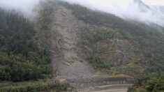 Éboulement en Savoie: les poids-lourds autorisés à circuler ce week-end pour désengorger la frontière