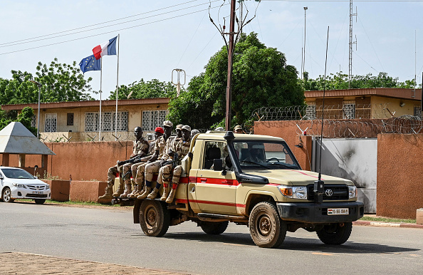 Une patrouille de la police nationale du Niger passe devant l'ambassade de France à Niamey. (Photo AFP via Getty Images)