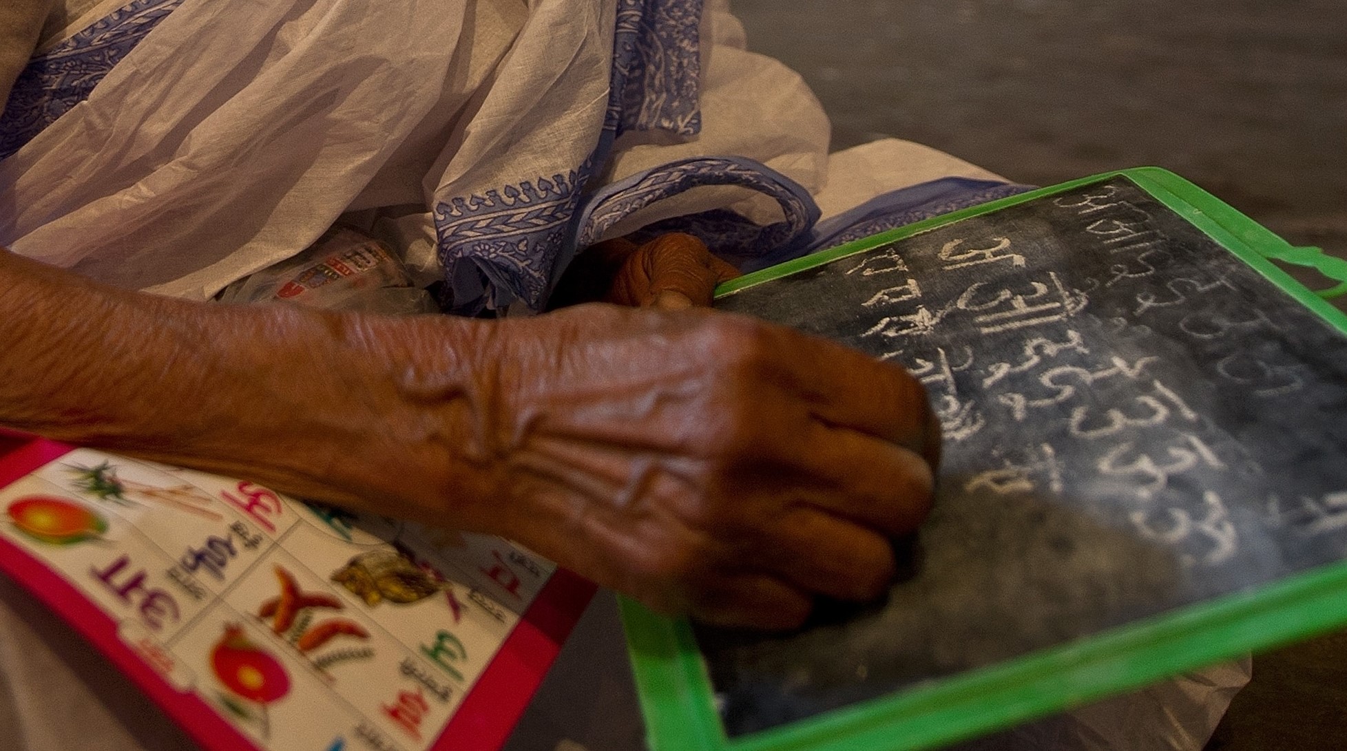 Une Indienne, scolarisée à 92 ans, réalise son rêve de savoir lire et écrire