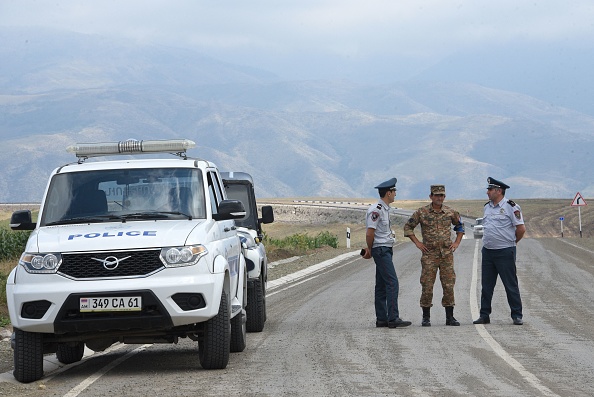 Des agents arméniens sur une route près de l'entrée du corridor de Lachin. (Photo KAREN MINASYAN/AFP via Getty Images)
