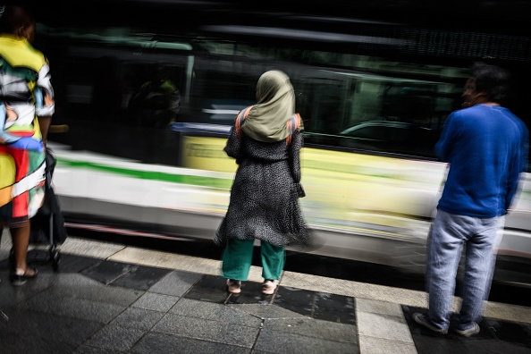 Une jeune femme portant une abaya.  (LOIC VENANCE/AFP via Getty Images)