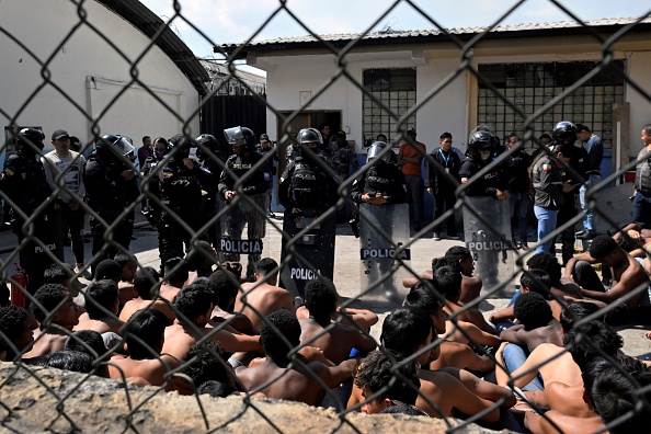 Des policiers équatoriens surveillent les détenus du centre de détention Virgilio Guerrero pour adolescents délinquants après une tentative d'émeute, dans le nord de Quito, le 31 août 2023. (Photo RODRIGO BUENDIA/AFP via Getty Images)