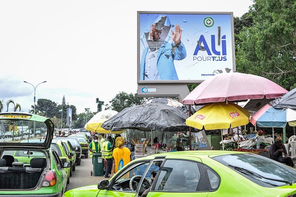 Un panneau de campagne déchiré du Président gabonais déchu Ali Bongo Ondimba à Libreville le 1er septembre 2023. (Photo AFP via Getty Images)