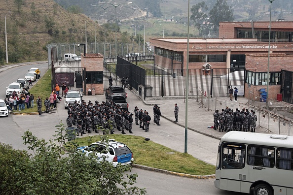 Des policiers devant la prison de Turi à Cuenca, en Équateur, le 1er septembre 2023. (Photo FERNANDO MACHADO/AFP via Getty Images)