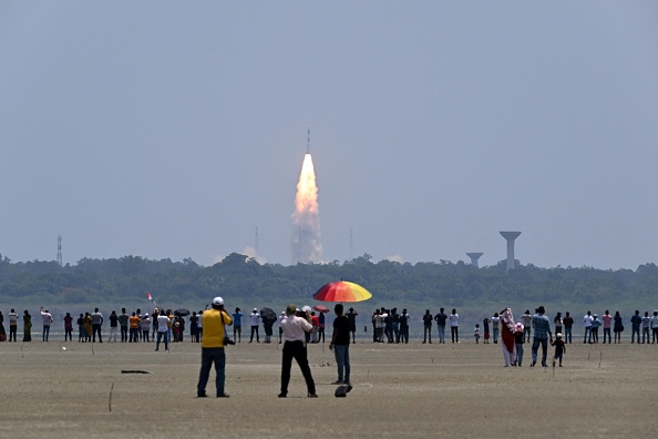 Le lancement de la fusée PSLV XL transportant la sonde Aditya-L1, le premier observatoire indien basé dans l'espace, le 2 septembre 2023. (Photo R. SATISH BABU/AFP via Getty Images)