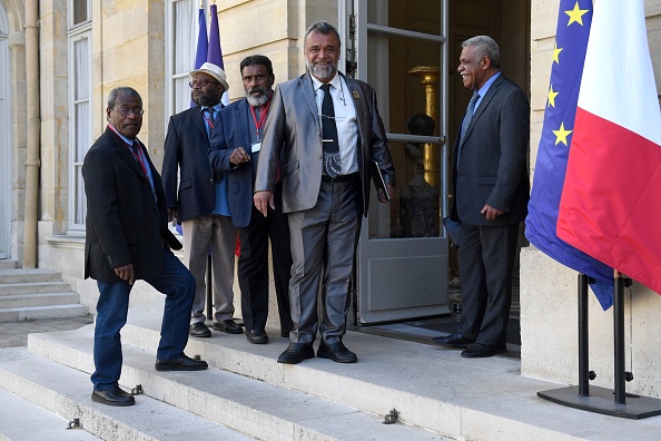Les membres du gouvernement de la Nouvelle-Calédonie et de l'Union progressiste mélanésienne à Paris, le 6 septembre 2023. (Photo JULIEN DE ROSA/AFP via Getty Images)