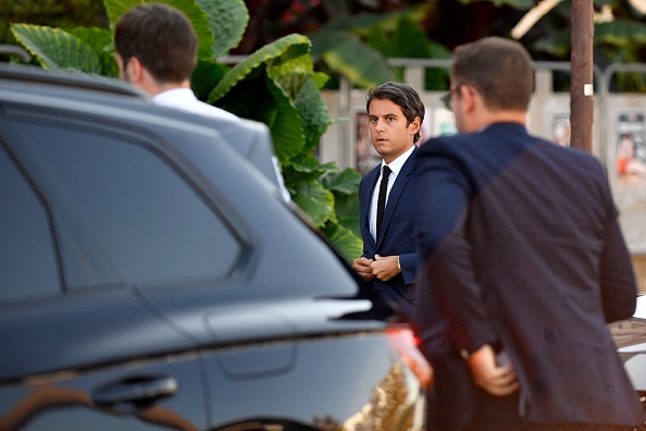 Le ministre de l'Éducation Gabriel Attal (au c.) arrive le 7 septembre 2023 à la mairie de Poissy pour rencontrer la famille de Nicolas. (Photo JULIEN DE ROSA/AFP via Getty Images)