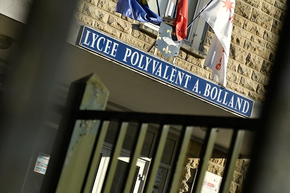 Le lycée Adrienne Bolland à Poissy, un jour après qu'un de ses élèves se soit suicidé chez lui après avoir souffert de harcèlement à l'école. (Photo JULIEN DE ROSA/AFP via Getty Images)