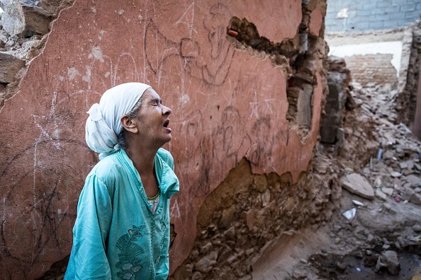 Une femme devant sa maison endommagée par le tremblement de terre dans la vieille ville de Marrakech, le 9 septembre 2023. (Photo FADEL SENNA/AFP via Getty Images)