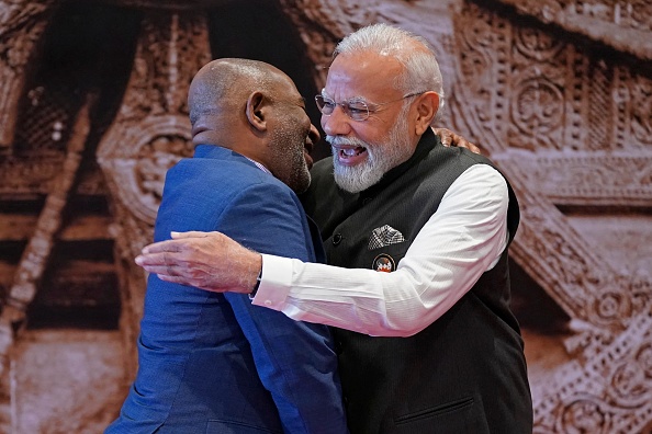 Le Premier ministre indien Narendra Modi (à dr.) embrasse le président de l'Union africaine et président de l'Union des Comores Azali Assoumani à New Delhi, le 9 septembre 2023. (Photo EVAN VUCCI/POOL/AFP via Getty Images)