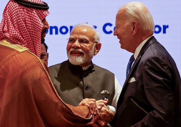 Le prince héritier et Premier ministre saoudien Mohammed bin Salman (à g.), le Premier ministre indien Narendra Modi (au c.) et le président américain Joe Biden dans le cadre du sommet des dirigeants du G20 au Bharat Mandapam à New Delhi, le 9 septembre 2023. (Photo LUDOVIC MARIN/POOL/AFP via Getty Images)