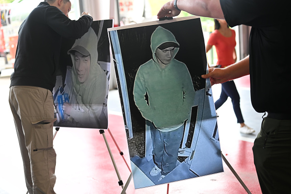 Des photographies du meurtrier évadé Danelo Cavalcante prises la nuit du 9 septembre 2023. (Photo Mark Makela/Getty Images)