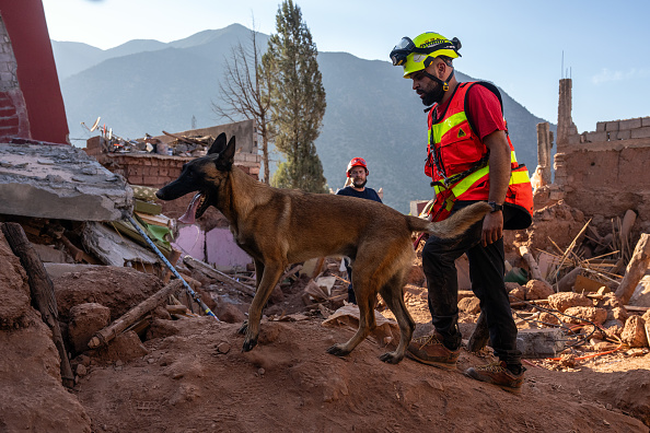 Une équipe française de recherche et de sauvetage travaille sur le site d'une maison effondrée le 10 septembre 2023 à Ouirgane, au Maroc. (Photo Carl Court/Getty Images)
