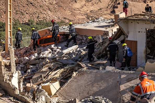Des bénévoles cherchent des survivants dans les décombres du village de Talat N'Yacoub, au sud de Marrakech, le 11 septembre 2023. (Photo FADEL SENNA/AFP via Getty Images)