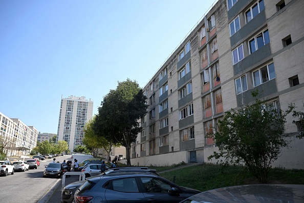 Un immeuble du 10e arrondissement de Marseille où une femme a été atteinte à l'intérieur de son appartement par des coups de feu tirés depuis la rue la veille. (Photo NICOLAS TUCAT/AFP via Getty Images)