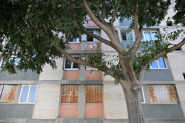 Cette photographie prise le 11 septembre 2023 montre un immeuble du 10e arrondissement de Marseille, où une femme a été tuée à l'intérieur de son appartement par des coups de feu tirés depuis la rue la veille. (NICOLAS TUCAT/AFP via Getty Images)
