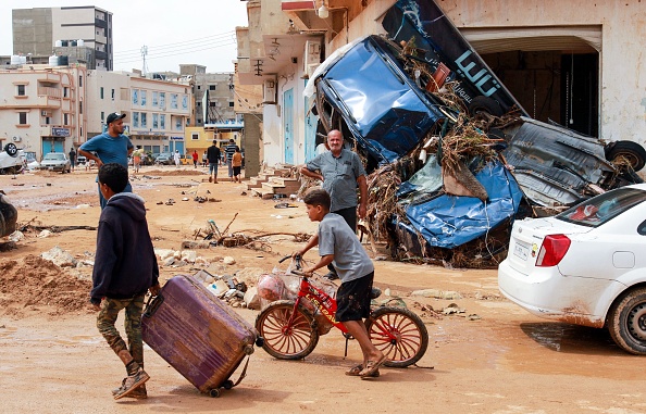 Des débris dans une zone endommagée par une crue soudaine à Derna, dans l'est de la Libye, le 11 septembre 2023. (Photo AFP via Getty Images)