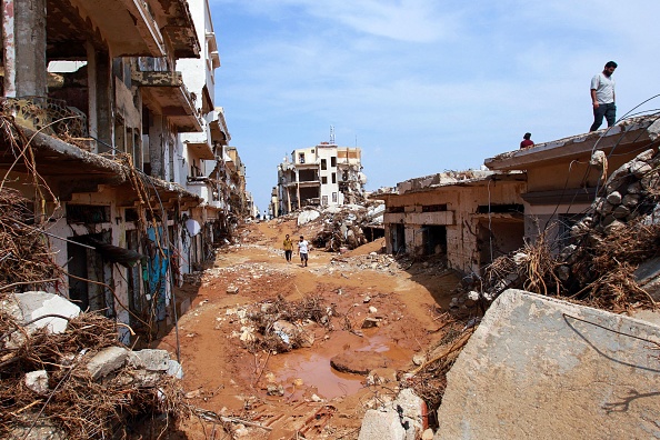 Des personnes vérifient une zone endommagée par des inondations soudaines à Derna, le 11 septembre 2023. (Photo AFP via Getty Images)