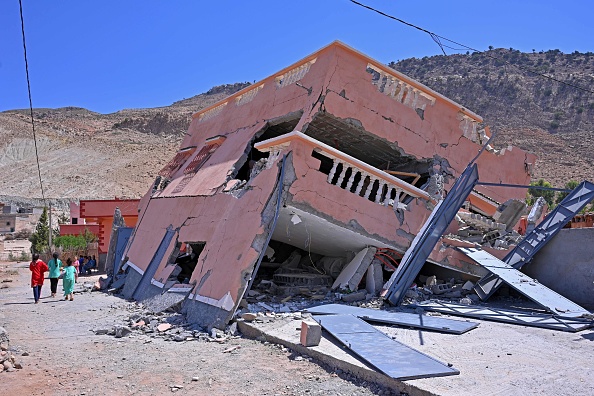 Devant une maison détruite près d'Amizmiz, dans la province d'Al-Haouz, la plus touchée du Maroc, le 11 septembre 2023. (Photo AFP via Getty Images)
