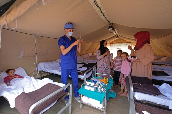 Un patient marocain reçoit un traitement médical à l'hôpital militaire de campagne dans le village d'Asni, le 12 septembre 2023. (Photo AFP via Getty Images)