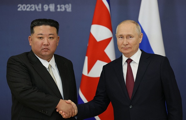 Le président russe Vladimir Poutine et le dirigeant nord-coréen Kim Jong Un  lors de leur rencontre au cosmodrome de Vostochny, dans la région d'Amur, le 13 septembre 2023. (Photo VLADIMIR SMIRNOV/POOL/AFP via Getty Images)