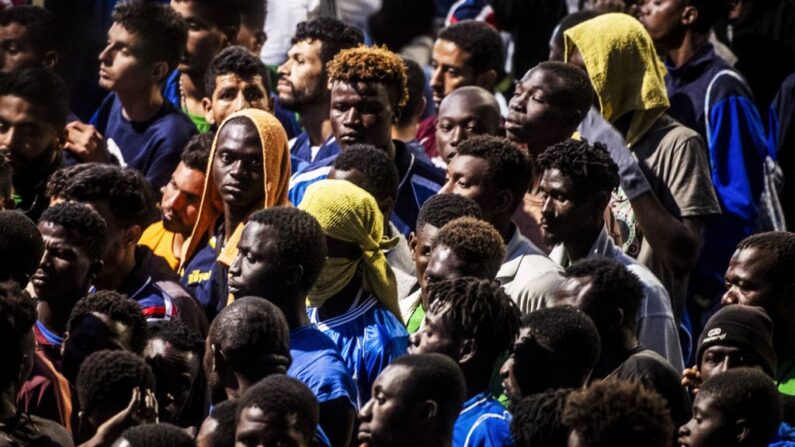 Des migrants se rassemblent devant le centre opérationnel appelé "Hotspot" sur l'île italienne de Lampedusa, le 14 septembre 2023. (Photo: ALESSANDRO SERRANO/AFP via Getty Images)