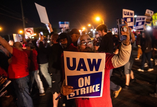 Des membres de l'UAW (United Auto Workers) tiennent des pancartes en face de l'usine d'assemblage Ford à Wayne, dans le Michigan, le 15 septembre 2023. (Photo : MATTHEW HATCHER/AFP via Getty Images)