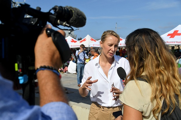 Marion Marechal, leader du parti Reconquete, s'adresse à la presse lors de sa visite dans la zone portuaire de Lampedusa, le 15 septembre 2023.  (ALESSANDRO SERRANO/AFP via Getty Images)