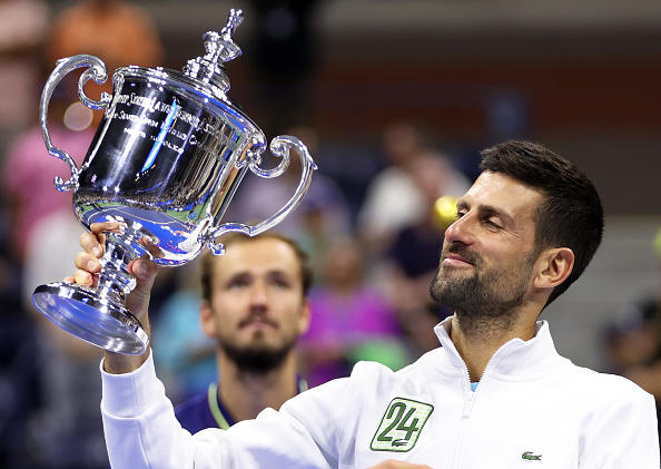 Novak Djokovic de Serbie brandit son trophée de vainqueur lors de la quatorzième journée de l'US Open 2023, le 10 septembre 2023, à New York City. (Photo Clive Brunskill/Getty Images)