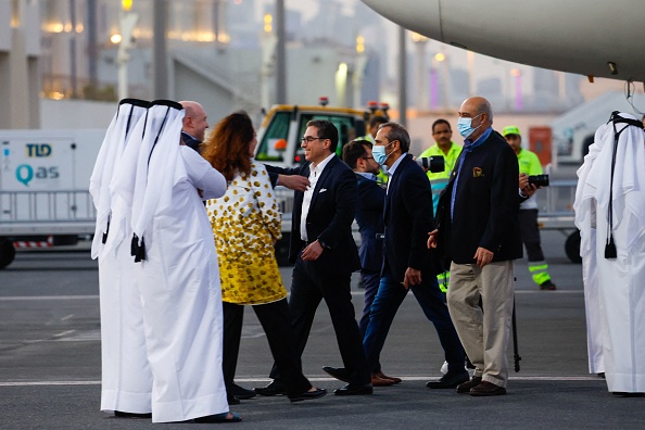 Les citoyens américains Siamak Namazi (au c. avec lunettes), Emad Sharqi (2e à dr.) et Morad Tahbaz (2e à g.) sont accueillis à leur arrivée à l'aéroport international de Doha, le 18 septembre 2023. (Photo KARIM JAAFAR/AFP via Getty Images)