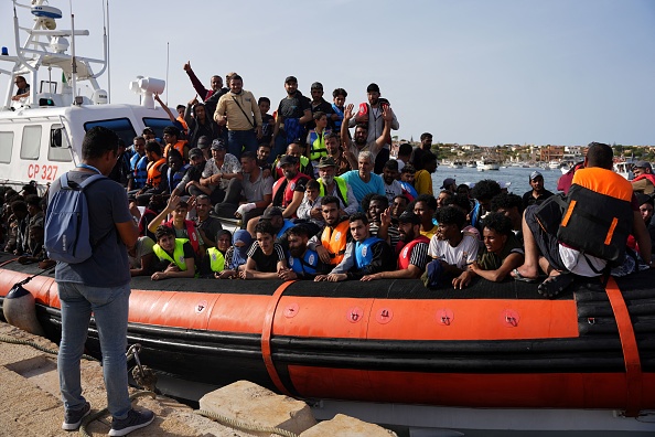 Des migrants arrivent dans le port de l'île italienne de Lampedusa, le 18 septembre 2023. (Photo ZAKARIA ABDELKAFI/AFP via Getty Images)