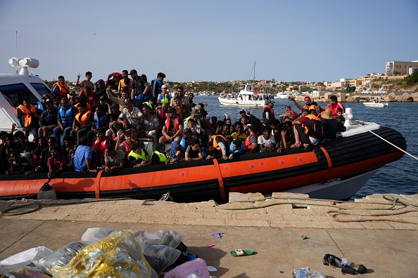 Des migrants arrivent dans le port de l'île italienne de Lampedusa, le 18 septembre 2023.   (ZAKARIA ABDELKAFI/AFP via Getty Images)