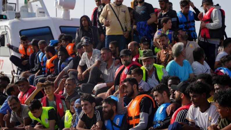 Des migrants arrivent dans le port de l'île italienne de Lampedusa, le 18 septembre 2023. Le 18 septembre 2023, l'Italie a prolongé les périodes de détention pour les migrants illégaux afin de dissuader les arrivées après les traversées record de bateaux en provenance d'Afrique du Nord vers Lampedusa, dont la pointe la plus méridionale du pays a été submergée. (ZAKARIA ABDELKAFI/AFP via Getty Images)