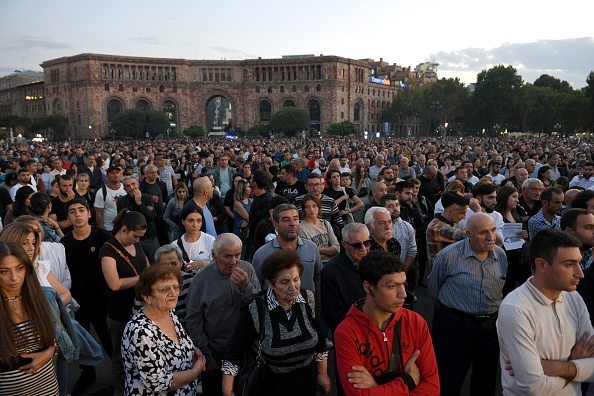 Des Arméniens participent à un rassemblement devant le siège du gouvernement à Erevan le 21 septembre 2023. (Photo KAREN MINASYAN/AFP via Getty Images)