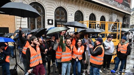 À Paris, des salariés d’Apple se mettent en grève le jour du lancement mondial de l’iPhone 15
