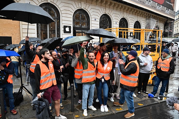 Des employés d'un magasin Apple manifestent devant un Apple Store, près de l'Opéra à Paris, le 22 septembre 2023. (Photo MIGUEL MEDINA/AFP via Getty Images)