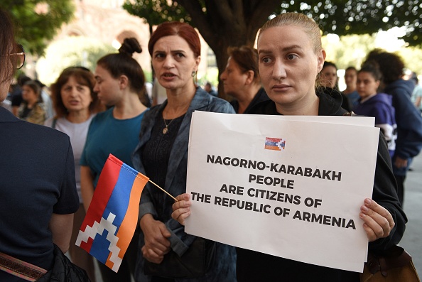 Un rassemblement devant le siège du gouvernement à Erevan le 22 septembre 2023. (Photo KAREN MINASYAN/AFP via Getty Images)