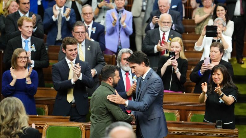 Le premier ministre Justin Trudeau salue le président ukrainien Volodymyr Zelenskyy avant le discours du président à la Chambre des communes à Ottawa, le 22 septembre 2023. (SEAN KILPATRICK/POOL/AFP via Getty Images)