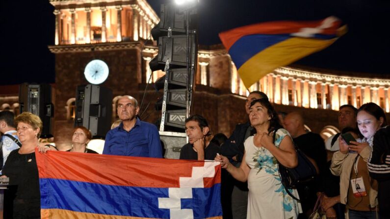 Des personnes tiennent un drapeau du Haut-Karabakh, également connu sous le nom de République d'Artsakh, alors qu'elles participent à un rassemblement anti-gouvernemental dans le centre d'Erevan, le 25 septembre 2023. (Photo KAREN MINASYAN/AFP via Getty Images)