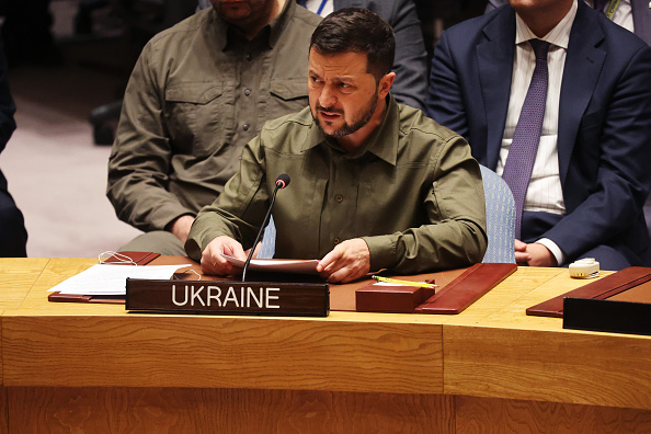 Le président de l'Ukraine, Volodymyr Zelensky, s'adresse au Conseil de sécurité de l'ONU au sujet de la guerre dans son pays lors d'une réunion à l'Assemblée générale des Nations unies (AGNU), le 20 septembre 2023 à New York. (Photo : Spencer Platt/Getty Images)