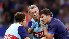 XV de France: Antoine Dupont souffre d’une fracture au niveau de la mâchoire mais reste dans le groupe