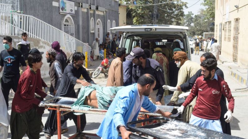 Des volontaires transportent une victime de l'explosion sur une civière dans un hôpital de Quetta, le 29 septembre 2023, après un attentat-suicide dans le district de Mastung.(Photo -/AFP via Getty Images)