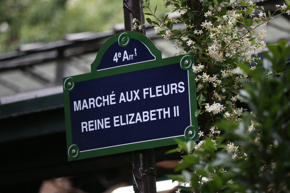 Un panneau marquant la visite de la Reine Elizabeth II au Marché aux fleurs de Paris.   (Chris Jackson/Getty Images)