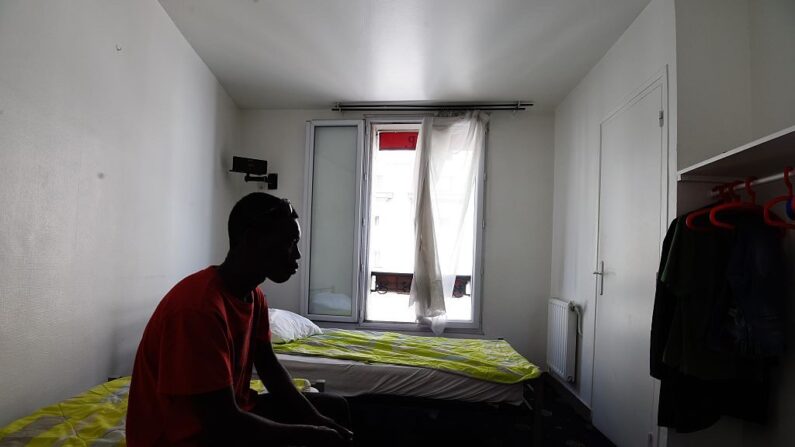 Un migrant est assis dans sa chambre au centre d'aide sociale "Emmaüs" de Losserand, le 5 août 2015, à Paris. (Crédit Photo  ALAIN JOCARD/AFP via Getty Images)