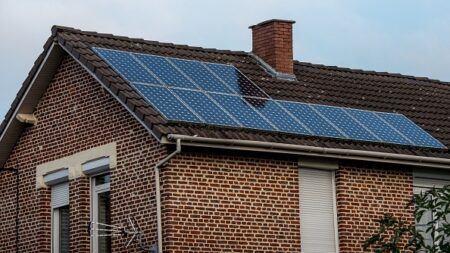Le marché européen inondé de panneaux solaires chinois à bas prix : « La panique s’installe dans l’industrie solaire européenne »