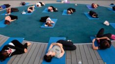 La police anglaise fait irruption en plein cours de yoga, après l’alerte d’une personne inquiète de voir des corps allongés