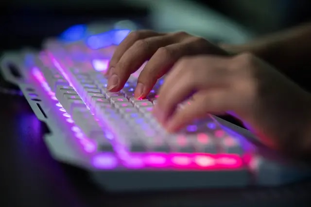 Un pirate informatique chinois anonyme utilise son ordinateur dans un bureau à Dongguan, dans la province chinoise du Guangdong (sud), le 4 août 2020. (Nicolas Asfouri/AFP via Getty Images)